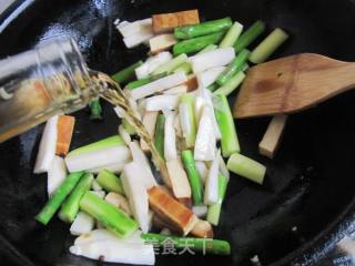 芦笋茭白炒豆干的做法步骤：11