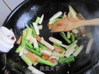 芦笋茭白炒豆干的做法步骤：13