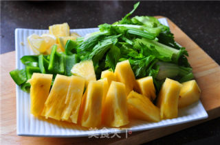 芹菜青椒菠萝汁的做法步骤：2