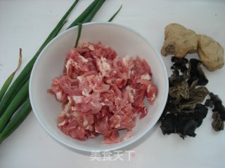 木耳炒肉丝的做法步骤：1