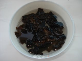 木耳炒肉丝的做法步骤：3