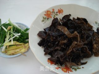 木耳炒肉丝的做法步骤：4