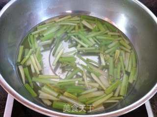 凉拌芹菜三丝的做法步骤：3