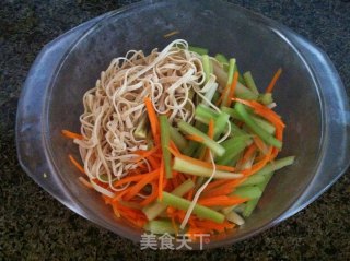 凉拌芹菜三丝的做法步骤：6