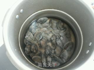 花甲芹菜烧鱿鱼的做法步骤：1