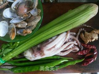 花甲芹菜烧鱿鱼的做法步骤：2