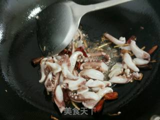 花甲芹菜烧鱿鱼的做法步骤：5