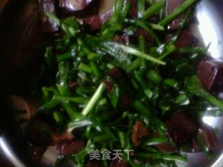 非菜炒猪血的做法步骤：4
