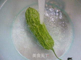苦瓜炒素火腿的做法步骤：2