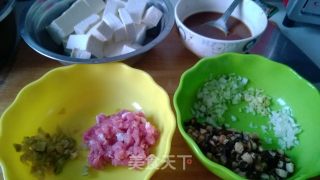 香菇杂酱炖豆腐的做法步骤：1