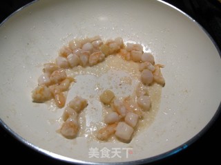 虾仁扇贝肉炒时蔬的做法步骤：2