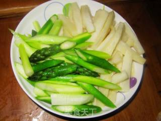 蚝油茭白炒芦笋的做法步骤：2