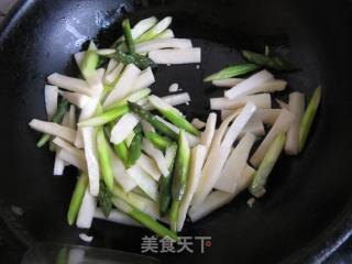 蚝油茭白炒芦笋的做法步骤：3