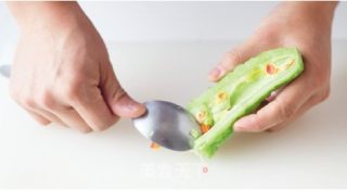 苦瓜炒肉片的做法步骤：1