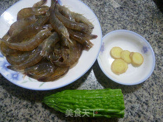 苦瓜炒鲜虾的做法步骤：1