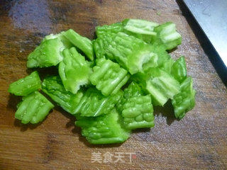 苦瓜炒鲜虾的做法步骤：3