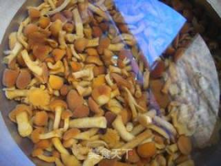滑子菇炒肉的做法步骤：1