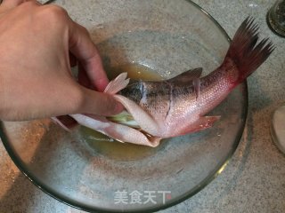 清蒸鲈鱼的做法步骤：2