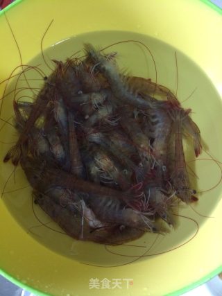 鲜虾鲍鱼砂锅粥的做法步骤：1