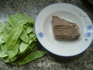 扁豆炒牛肉的做法步骤：1