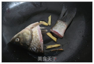 金针菇鲫鱼汤的做法步骤：2