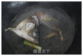 金针菇鲫鱼汤的做法步骤：3