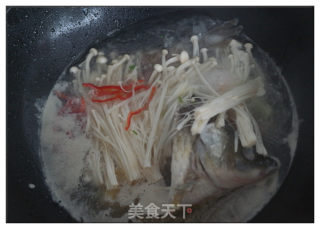 金针菇鲫鱼汤的做法步骤：4
