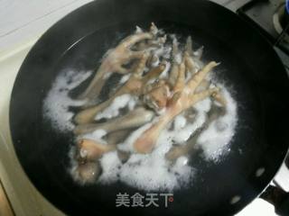 香辣凤爪的做法步骤：1