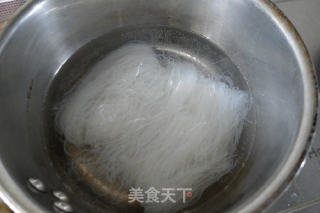 蒜蓉粉丝蒸扇贝的做法步骤：2
