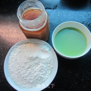 蜂蜜苦瓜汁煎饼的做法步骤：1