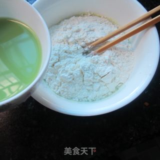 蜂蜜苦瓜汁煎饼的做法步骤：2
