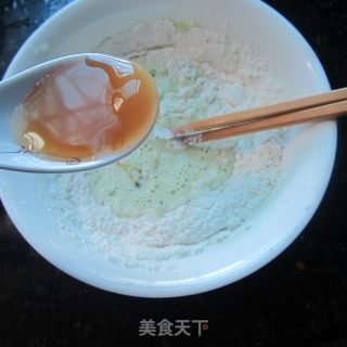 蜂蜜苦瓜汁煎饼的做法步骤：3