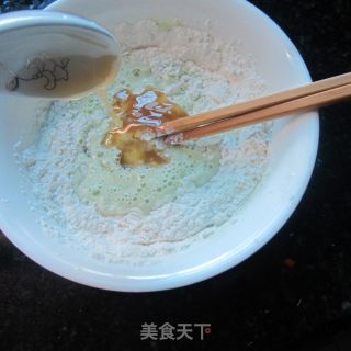 蜂蜜苦瓜汁煎饼的做法步骤：4