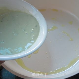 蜂蜜苦瓜汁煎饼的做法步骤：6