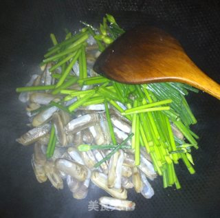 韭菜花炒蛏子的做法步骤：4