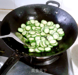 小黄瓜炒蛋的做法步骤：8
