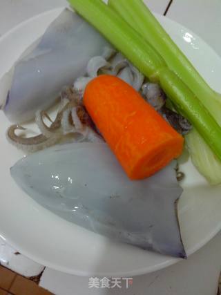 清炒鱿鱼的做法步骤：2