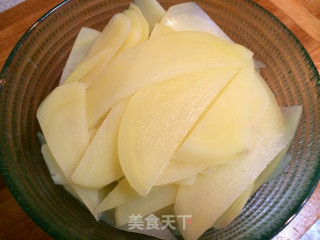 土豆盐煎肉的做法步骤：3