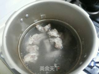 土豆烧排骨的做法步骤：1