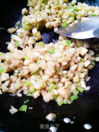 茄子尖椒馅儿饼的做法步骤：2