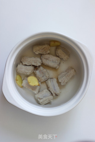 【菌菇排骨汤】的做法步骤：2