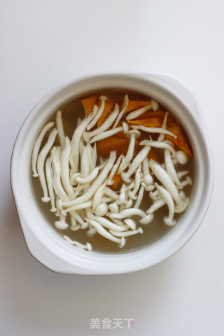 【菌菇排骨汤】的做法步骤：3