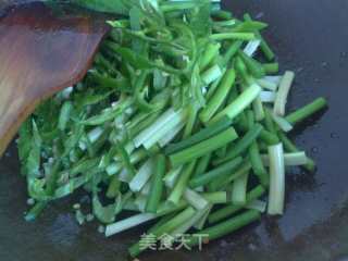 牛肉炒蒜薹的做法步骤：5