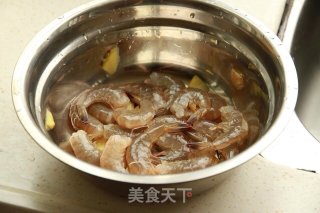 酸甜明虾的做法步骤：1
