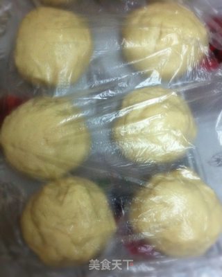 毛毛虫豆沙包的做法步骤：1