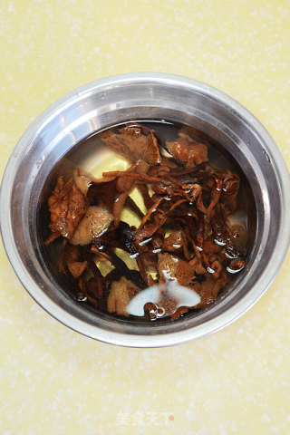 【解密舌尖美味】#相逢#--小鸡炖蘑菇　的做法步骤：2