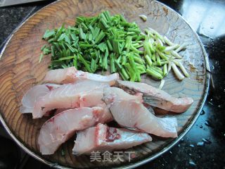 茶油煮鱼的做法步骤：1