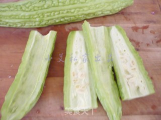 豆豉尖椒炒苦瓜的做法步骤：2