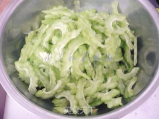豆豉尖椒炒苦瓜的做法步骤：3
