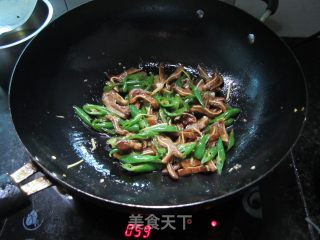 青椒炒猪耳的做法步骤：7